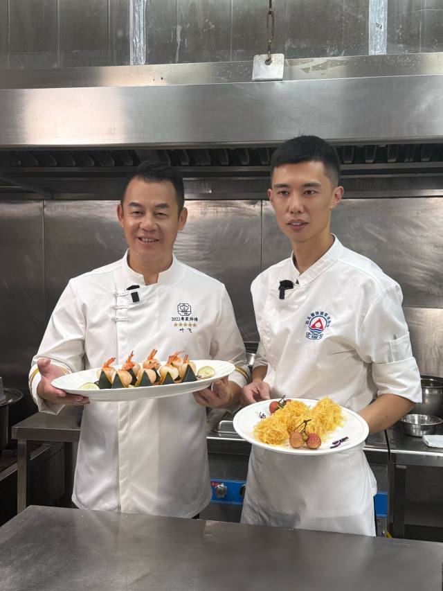 粤菜师傅名厨叶飞（左）为“雷岭荔枝”打call。