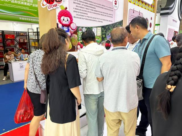 2025（中国）亚欧商品贸易博览会现场，“雷岭荔枝”备受关注。