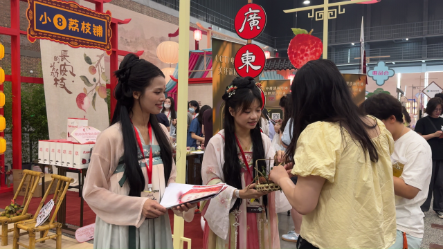 “雷岭荔枝”亮相《长安的荔枝》北京见面礼。