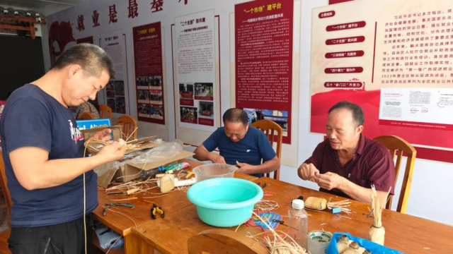 易地扶贫搬迁群众在零工市场编织香水瓶。