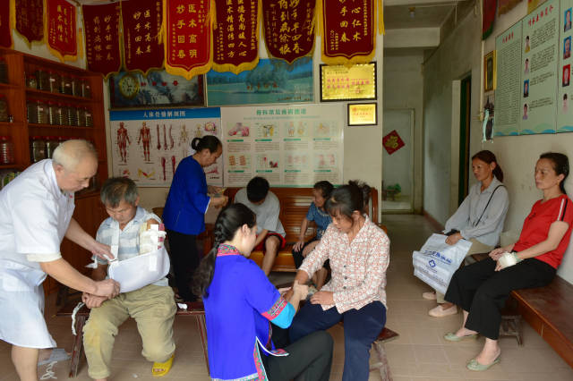 正在接受侗医治疗的患者。 正在接受侗医治疗的患者。