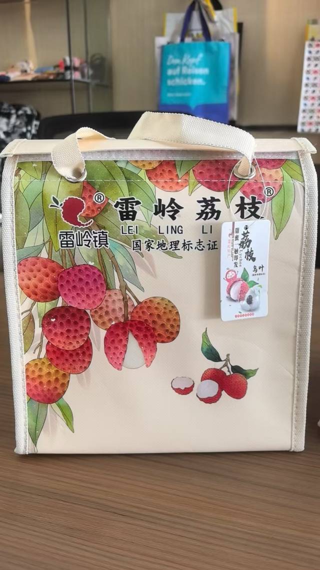 “雷岭荔枝”特色手袋。