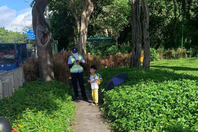 早高峰车流中勇救迷路幼童,西丽街道交通劝导员获赞