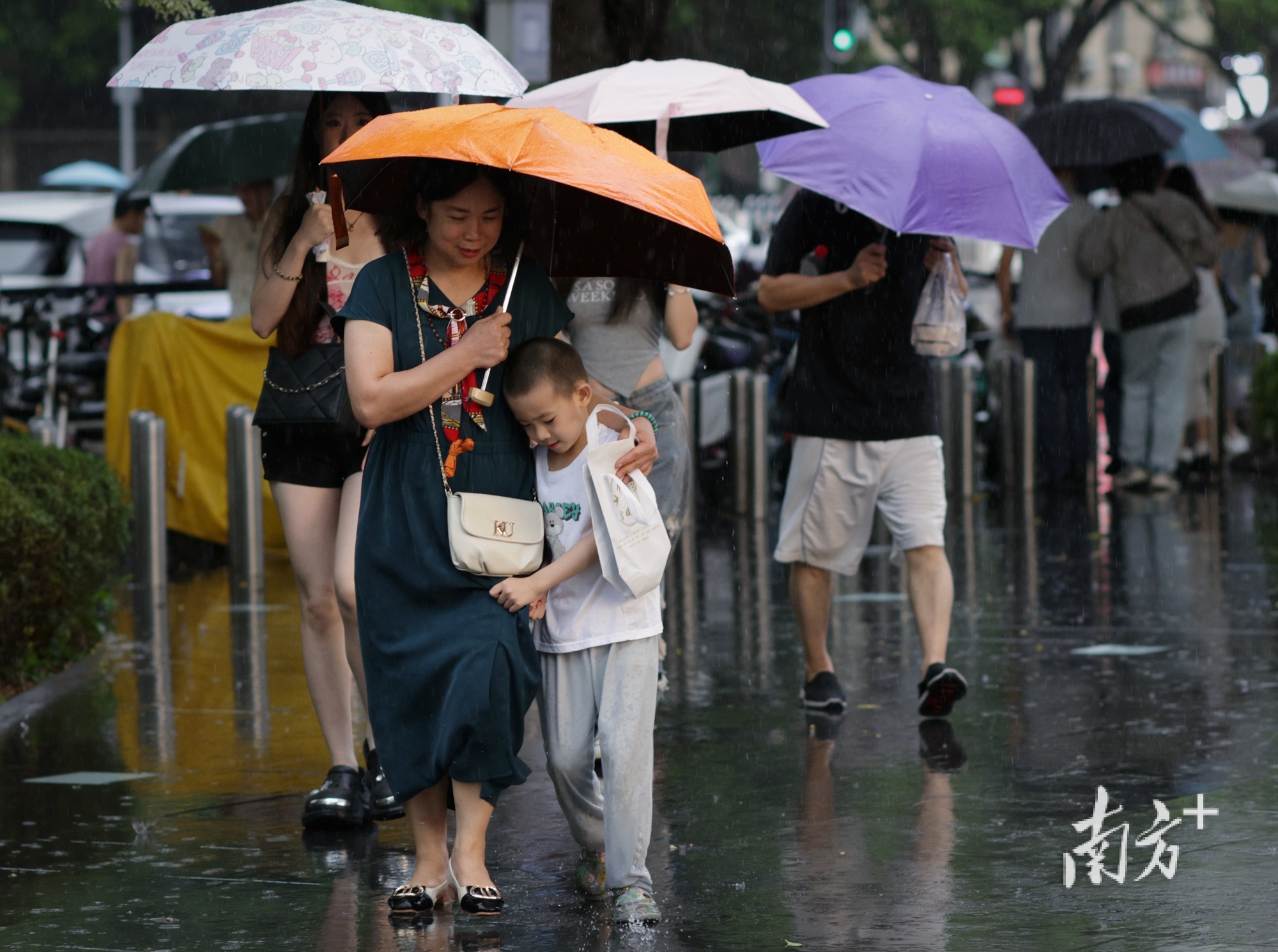 局部雨勢(shì)猛烈，廣東繼續(xù)拿到“雷雨+高溫”劇本