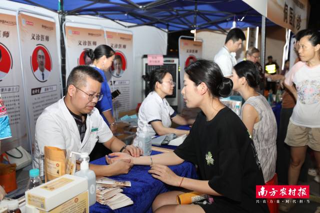 资深中医药专家、侗医药名家为市民提供义诊。