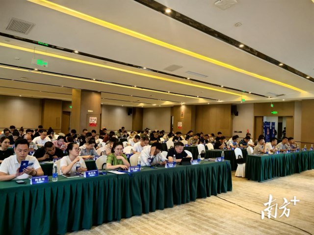 学员接受培训。