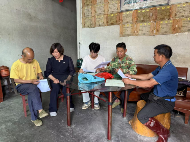 渔涝镇林地延包合同签订现场  