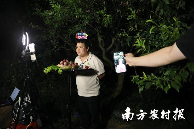 组建电商直播团队,拓宽三华李销售渠道 组建电商直播团队,拓宽三华李销售渠道