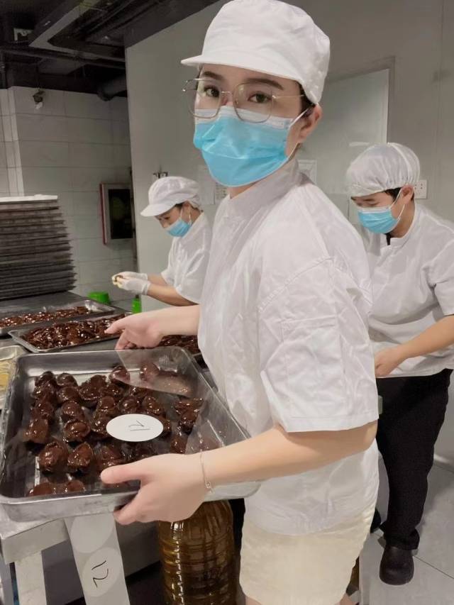 得到贷款扶持后，茂名电白巾帼创业者杨梅升级加工生产线。