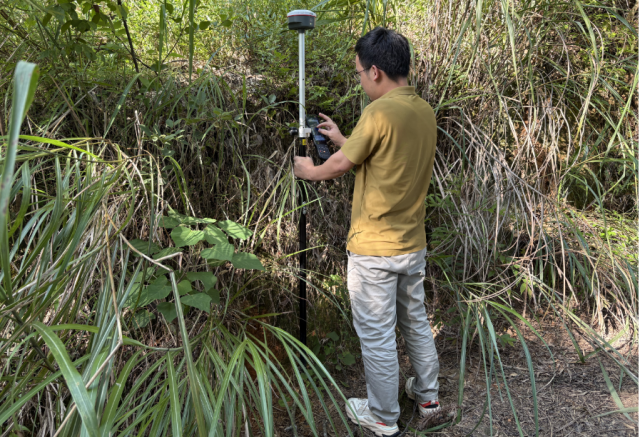 技术人员正在操作RTK测量仪 