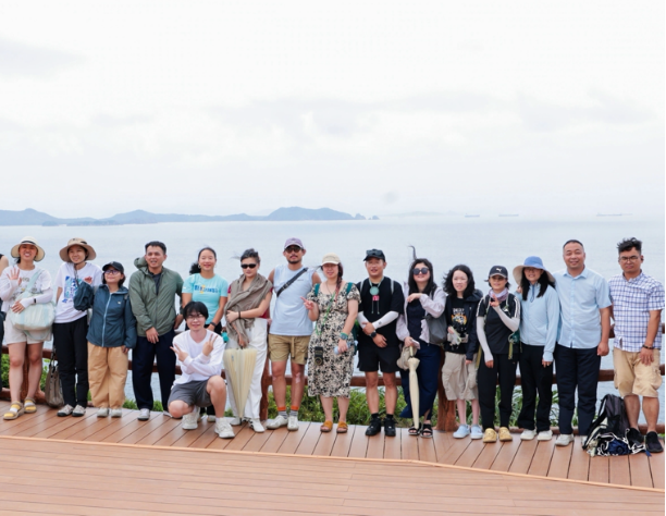 “蓝色青年”实地考察东山社区。