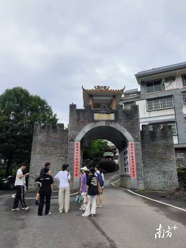 广外艺“创艺先锋”突击队在蒙峒古村调研。