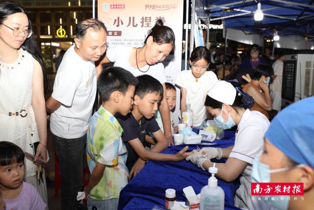 市民现场问诊。 市民现场问诊。真的作