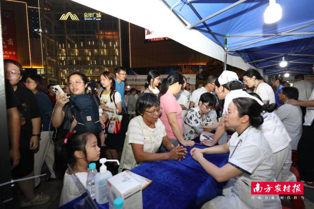 江阿姨耐心听取杨倍医师给出的健康指导建议。 江阿姨耐心听取杨倍医师给出的健康指导建议。