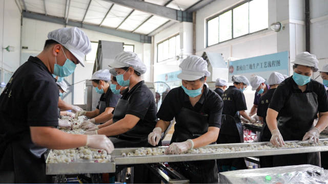 广州市顺昌源酒业有限公司将荔枝榨汁,工人正在挑出荔枝残壳。 广州市顺昌源酒业有限公司将荔枝榨汁,工人正在挑出荔枝残壳。