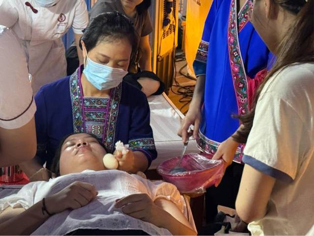 林女士体验侗药烫蛋疗法。 林女士体验侗药烫蛋疗法。