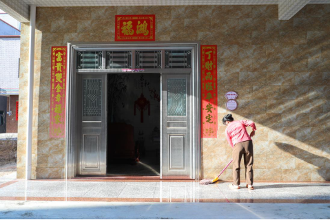 新塘村村民自觉践行“门前三包”。吴秒衡摄  