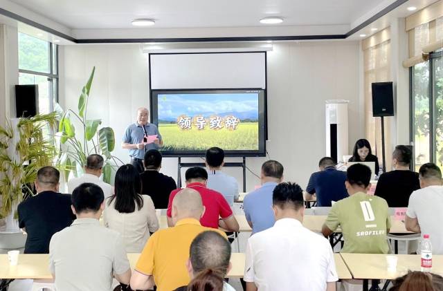 增城区供销合作总社党组成员、理事会副主任何泽安致辞。 增城区供销合作总社党组成员、理事会副主任何泽安致辞。