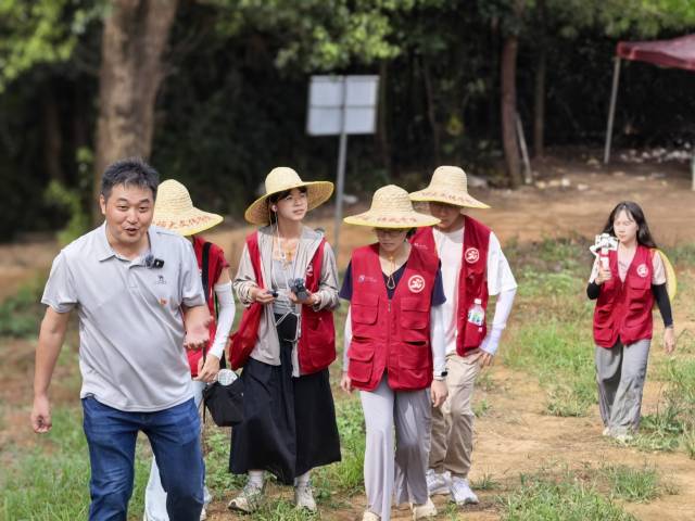 广师大师生队伍调研周田镇平甫奈李产业。 广师大师生队伍调研周田镇平甫奈李产业。