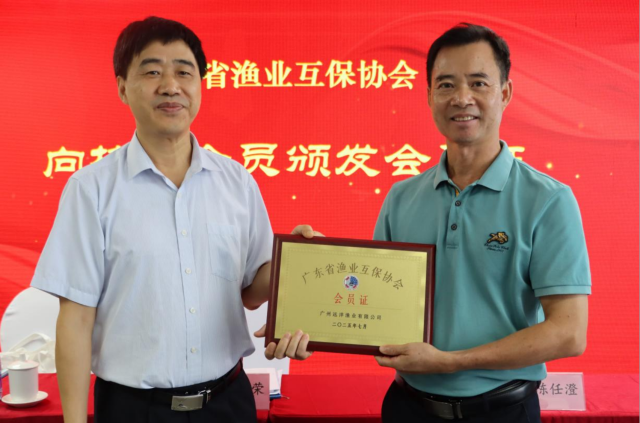 协会首次向核心会员颁发会员证。