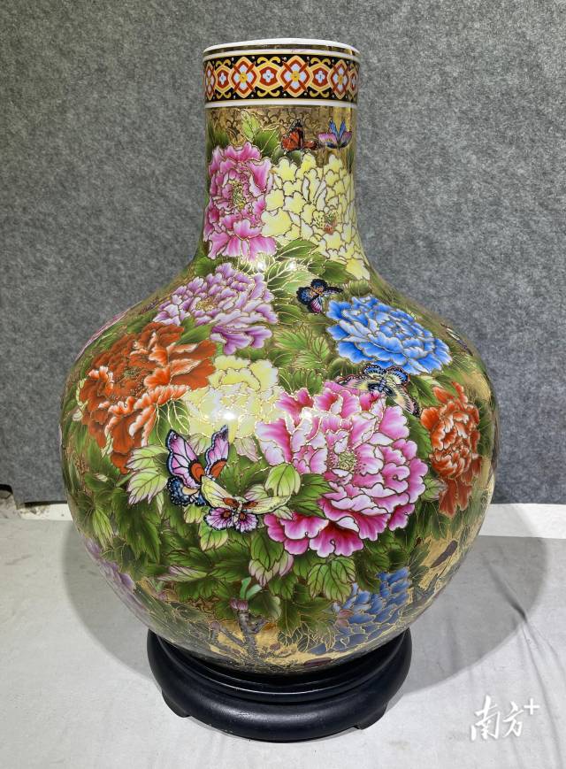 郑金发《蚀金地堆金花开富贵》 天球瓶 受访者供图