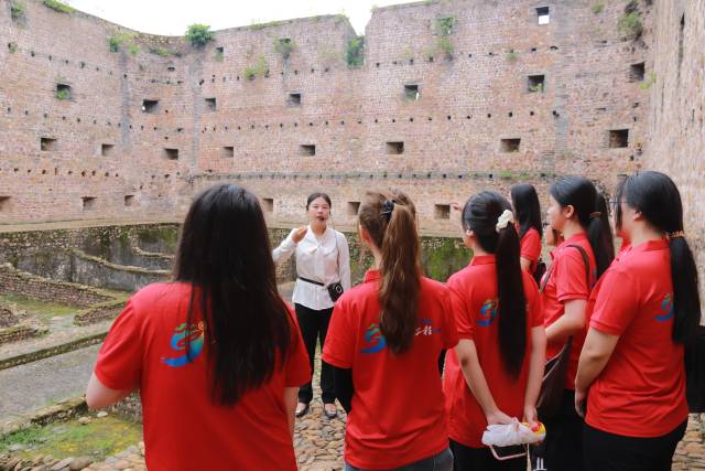 广东工贸职业技术学院“薪火80·红色韶关筑梦队”三下乡实践队陆续走访韶关市多个爱国主义教育基地，开展“参观红色阵地+宣讲思政课”主题实践活动