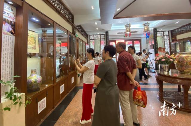观众观看展品。 受访者供图