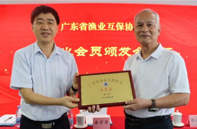 协会首次向核心会员颁发会员证。