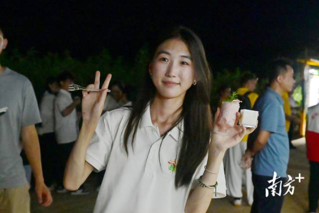 品嘗水晶梨烘焙糕点。黄滢 摄