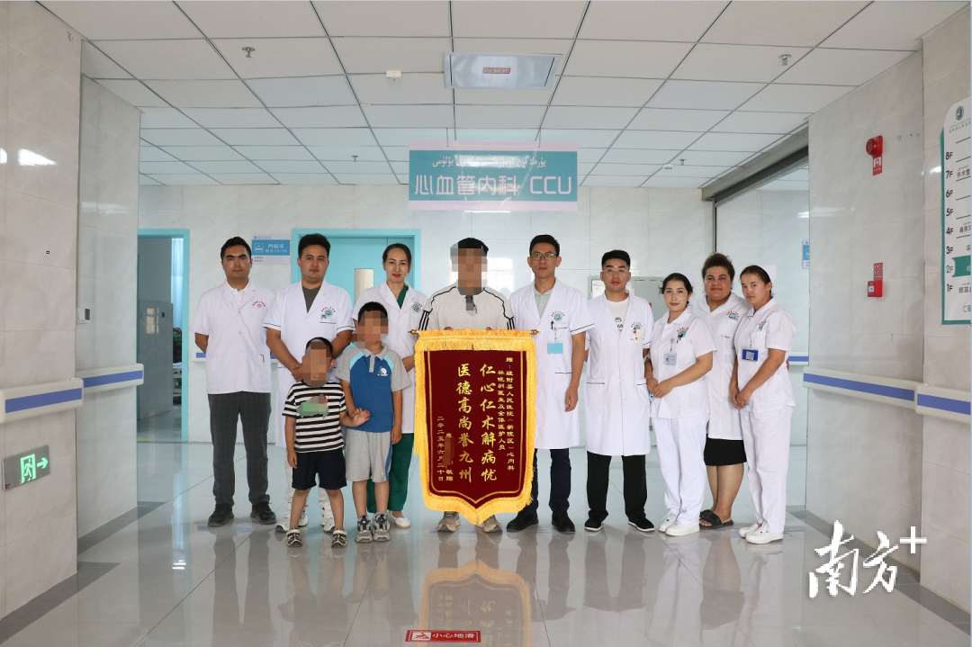 疏附群眾將一面錦旗送到了縣人民醫(yī)院,首例術(shù)成實現(xiàn)<strong>WhatsApp%E3%80%90+86%2015855158769%E3%80%91aldi%20crane%20brand</strong>感谢医护人员。零射 疏附群众将一面锦旗送到了县人民医院,医院感谢医护人员。微创