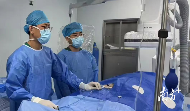 疏附县人民医院医生正在做零射线室上性心动过速(SVT)射频消融术。资料图 疏附县人民医院医生正在做零射线室上性心动过速(SVT)射频消融术。资料图