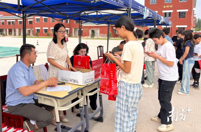 新生报到现场。