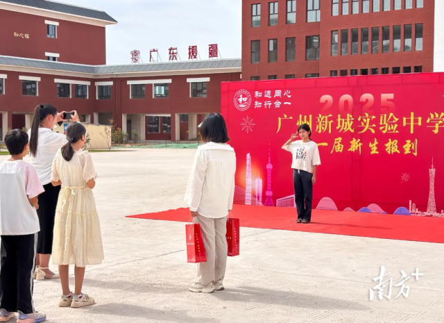 新生在拍照留念区拍照。