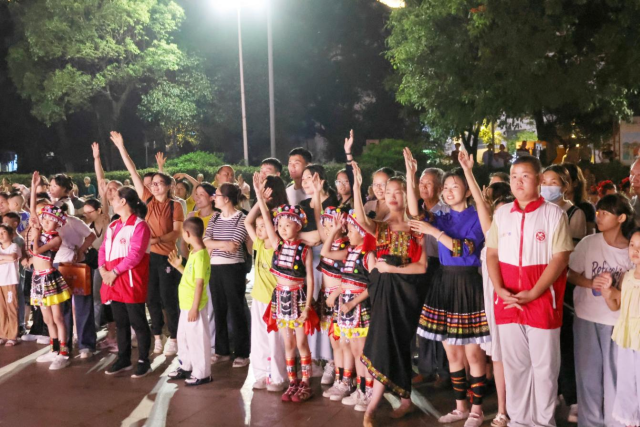 乳源瑶族自治县文昌公园文艺活动氛围热烈。 乳源瑶族自治县文昌公园文艺活动氛围热烈。