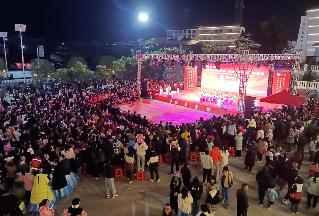 仁化县董塘镇新时代文明实践广场文艺活动现场。 仁化县董塘镇新时代文明实践广场文艺活动现场。