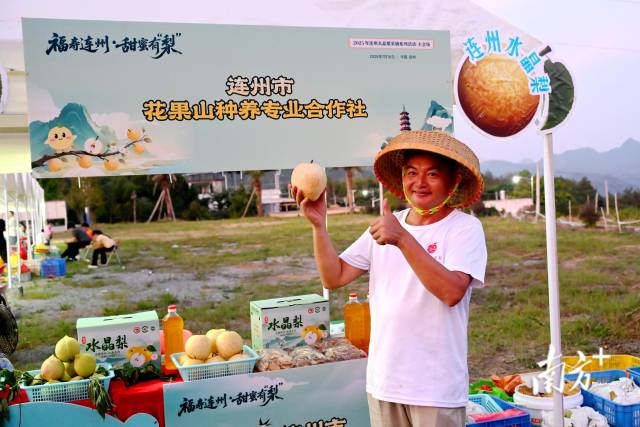 现场农户推介水晶梨。黄滢 摄