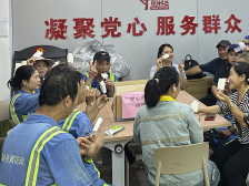 黄花岗街水荫西社区联合爱心力量开展慰问，为环卫工人送清凉