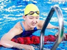 打破赛事纪录！中山小将李依频夺得省中运会女子100米自由泳冠军