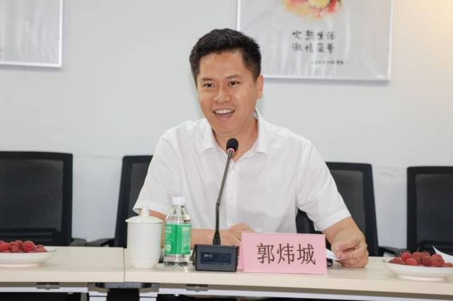 新兴县委副书记郭炜城发言。