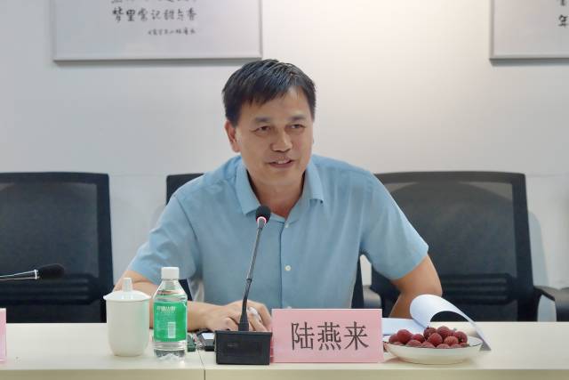 新兴县副县长陆燕来发言。