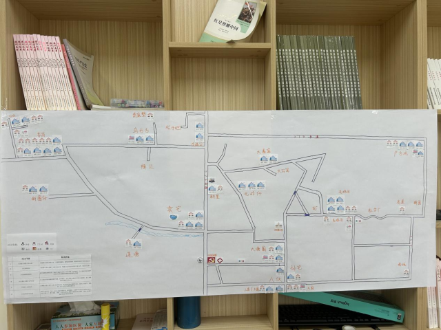 上岳村防返贫监测服务站内的手绘地图，标注着每一户困难群众的所在。