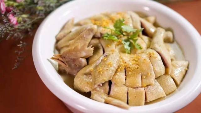 封開杏花雞具有“玻璃皮、蔗渣骨”的特點