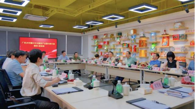 7月17日下午，广东省农业农村厅与云浮市新兴县“媒体+”赋能“百千万工程”座谈会在南方报业传媒集团广东乡村振兴文化服务产业园举行。