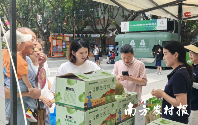 市民咨询购买新疆唐王古瓜。