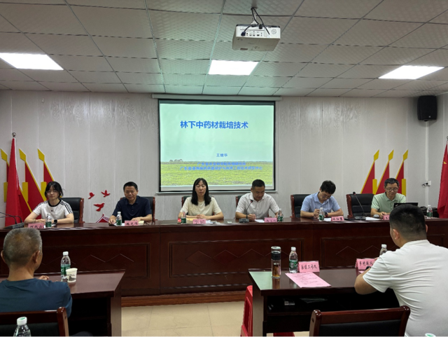 省农科院南药产业专家王继华在古竹镇开展荔枝林下中药材种植技术培训。 省农科院南药产业专家王继华在古竹镇开展荔枝林下中药材种植技术培训。