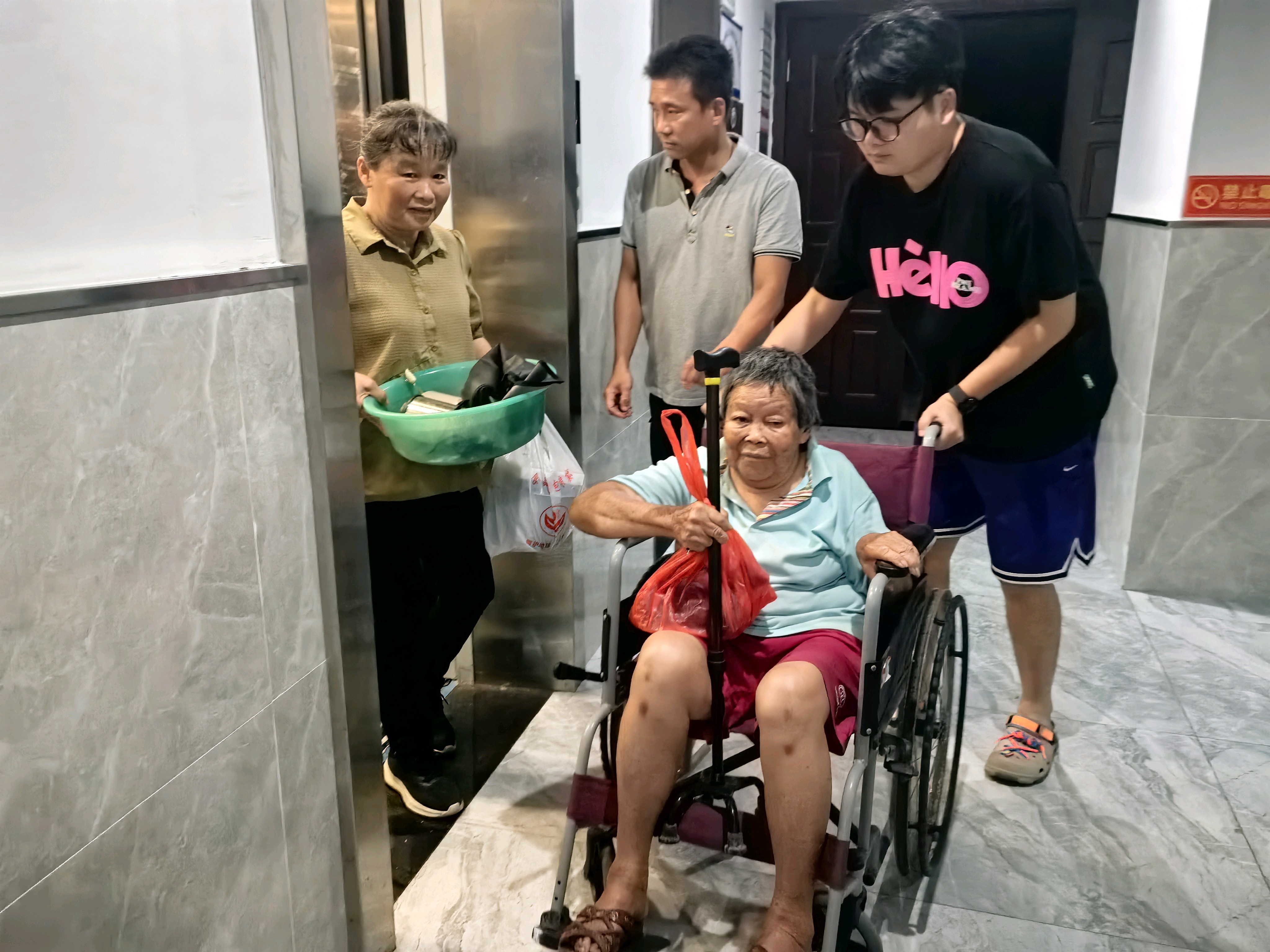 转移行动不便的群众。  通讯员 供图