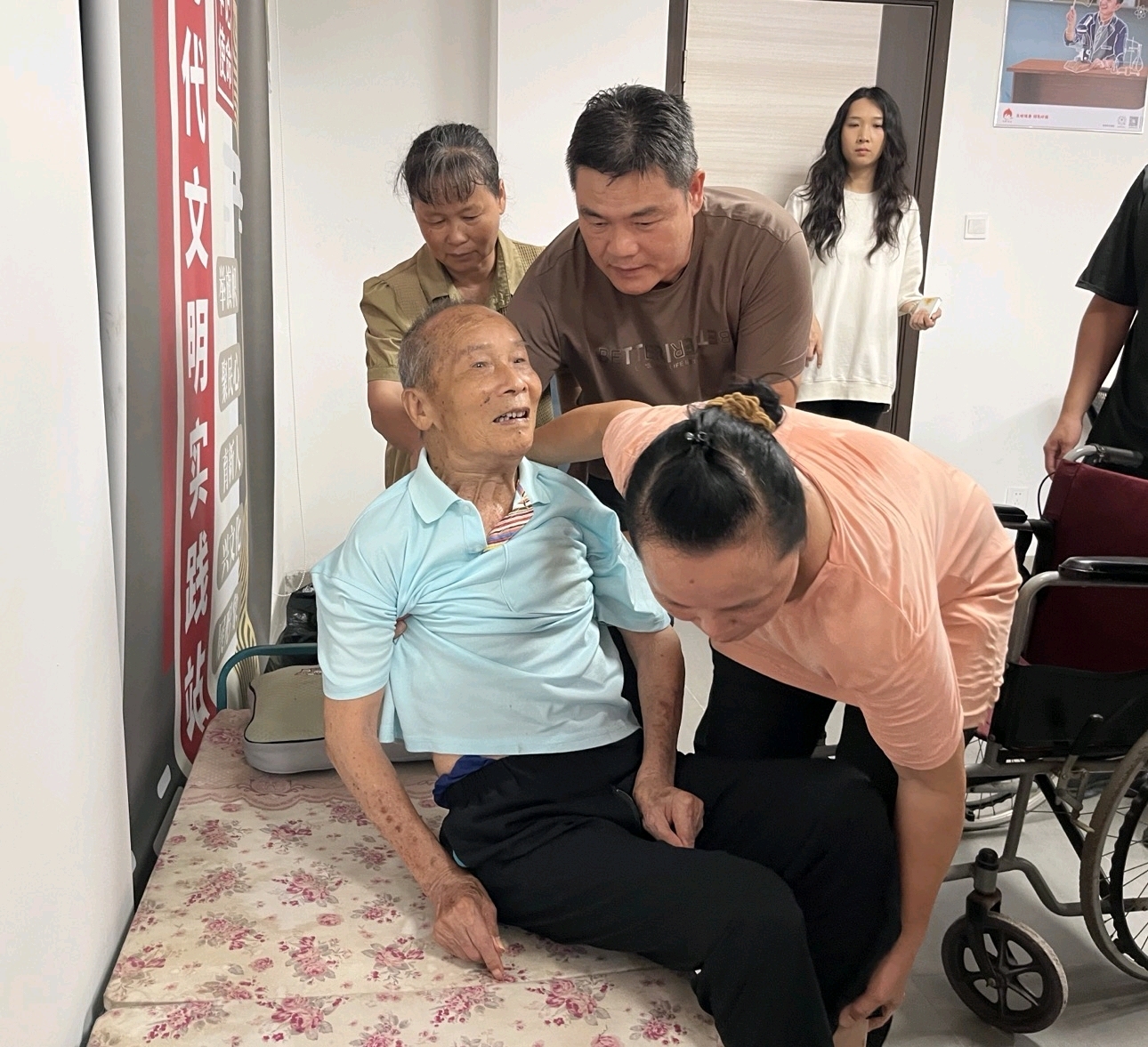 转移行动不便的群众。  通讯员  供图