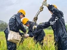 特写｜“韦帕”来袭，江门有一群与台风赛跑的“掌灯人”