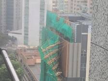 台风“韦帕”袭港，香港一摩天大楼脚手架被刮倒