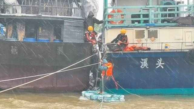 “韦帕”来袭，中山消防海上“悬空作业”转移被困渔民